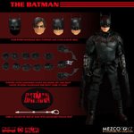 ⠀⠀PREORDINE - DC Mezco The Batman 2022 Pattinson Movie One:12 Collective Action Figure
